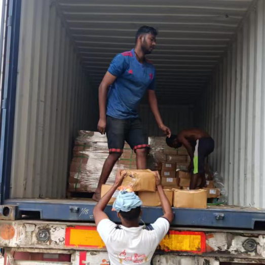 Scène de chargement de marchandises d'un client indien